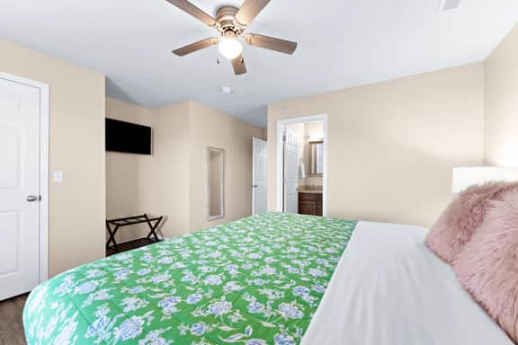 Side by Side Spacious Condos! Sleeps 16 - Image 4